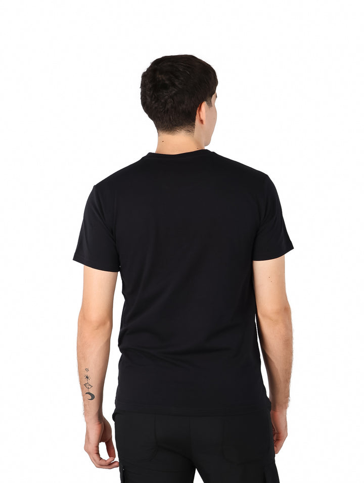 Hombre vistiendo una camiseta negra de manga corta con un estampado cuadrado gris de Givenchy en el pecho.