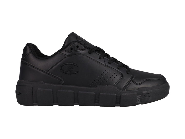 Tenis Champion color negro con suela gruesa y detalles perforados.