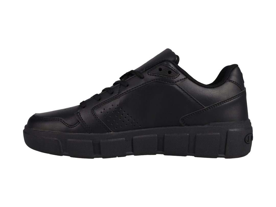 Tenis Champion color negro con suela gruesa y detalles perforados.