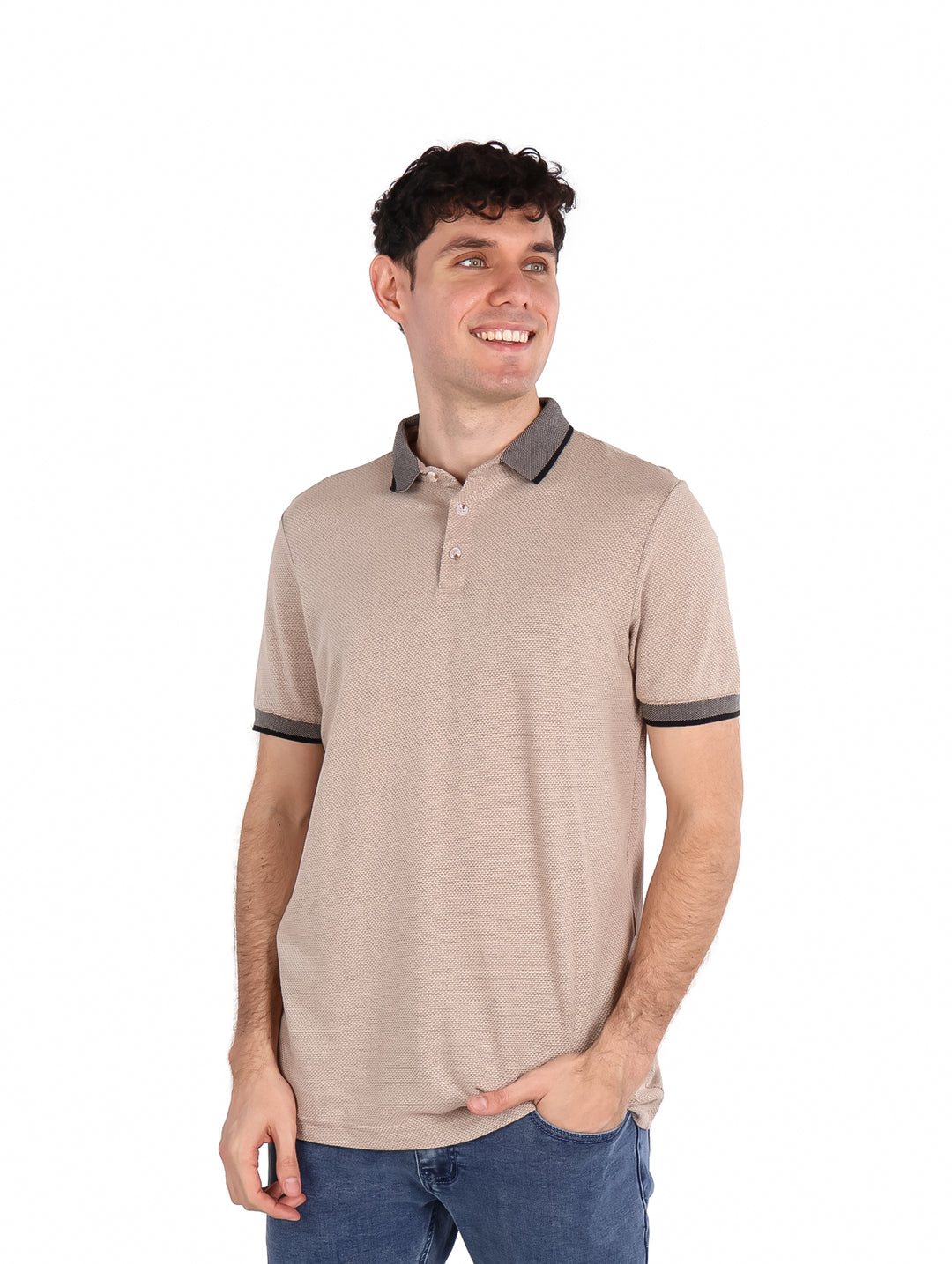 Hombre vistiendo playera polo color khaki con detalles en gris oscuro en el cuello y mangas.