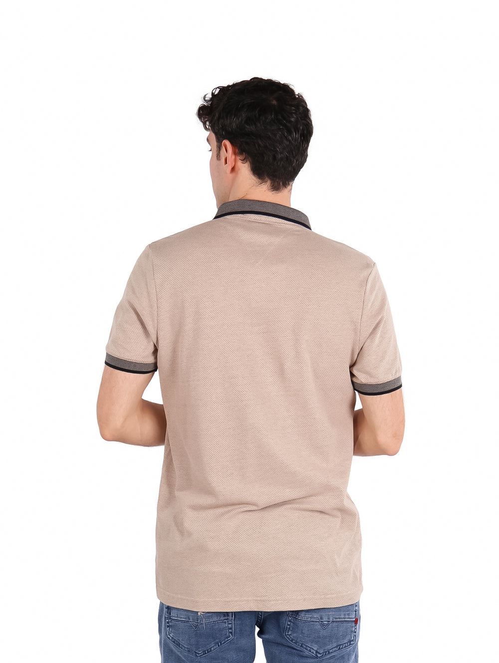 Hombre vistiendo playera polo color khaki con detalles en gris oscuro en el cuello y mangas.