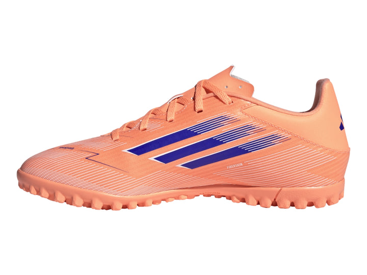 Calzado de fútbol Adidas F50 color naranja con rayas azules y suela para césped sintético.