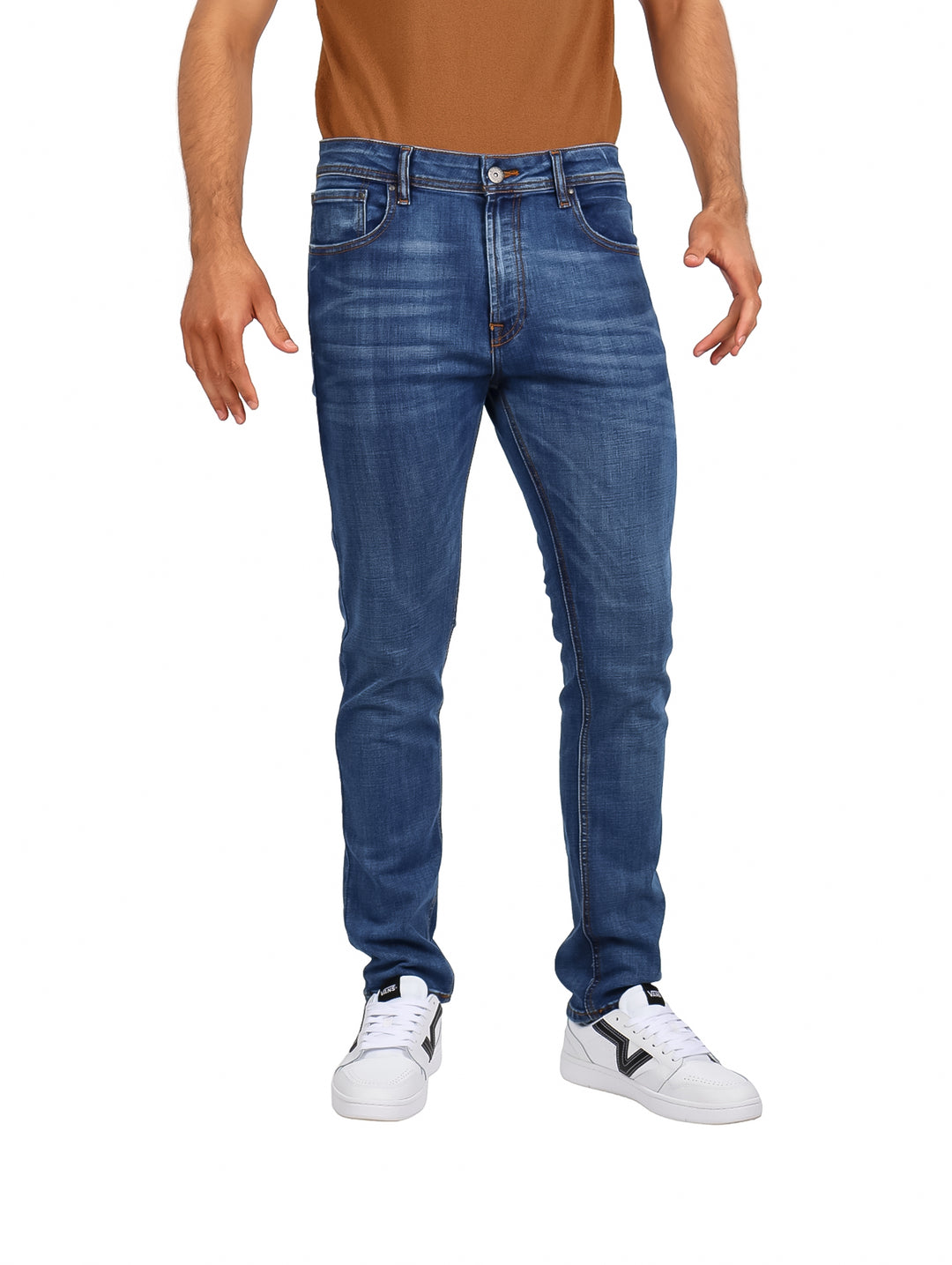 Hombre vistiendo pantalones jeans de color azul índigo con corte recto y calzado blanco.