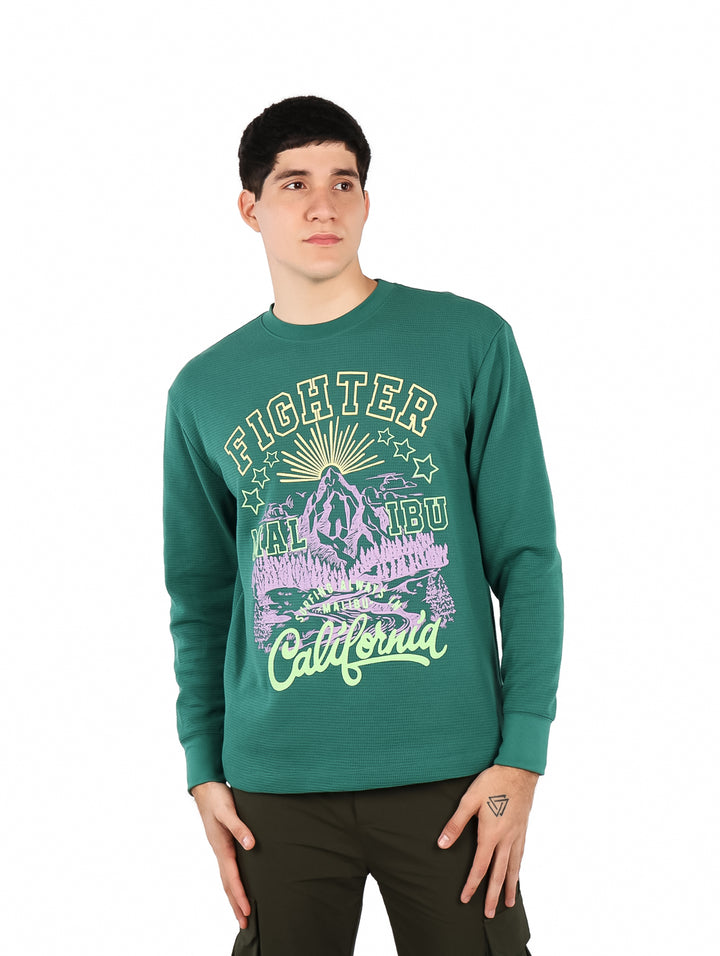 Playera de manga larga color verde botella con estampado gráfico frontal de California.