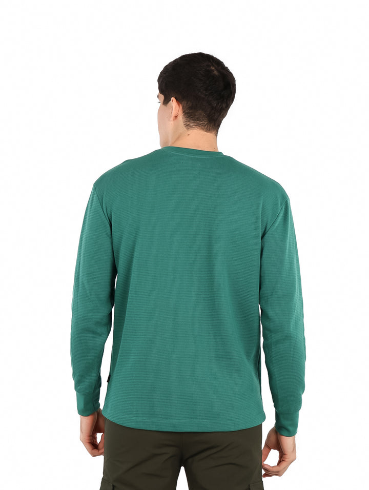 Playera de manga larga color verde botella con estampado gráfico frontal de California.