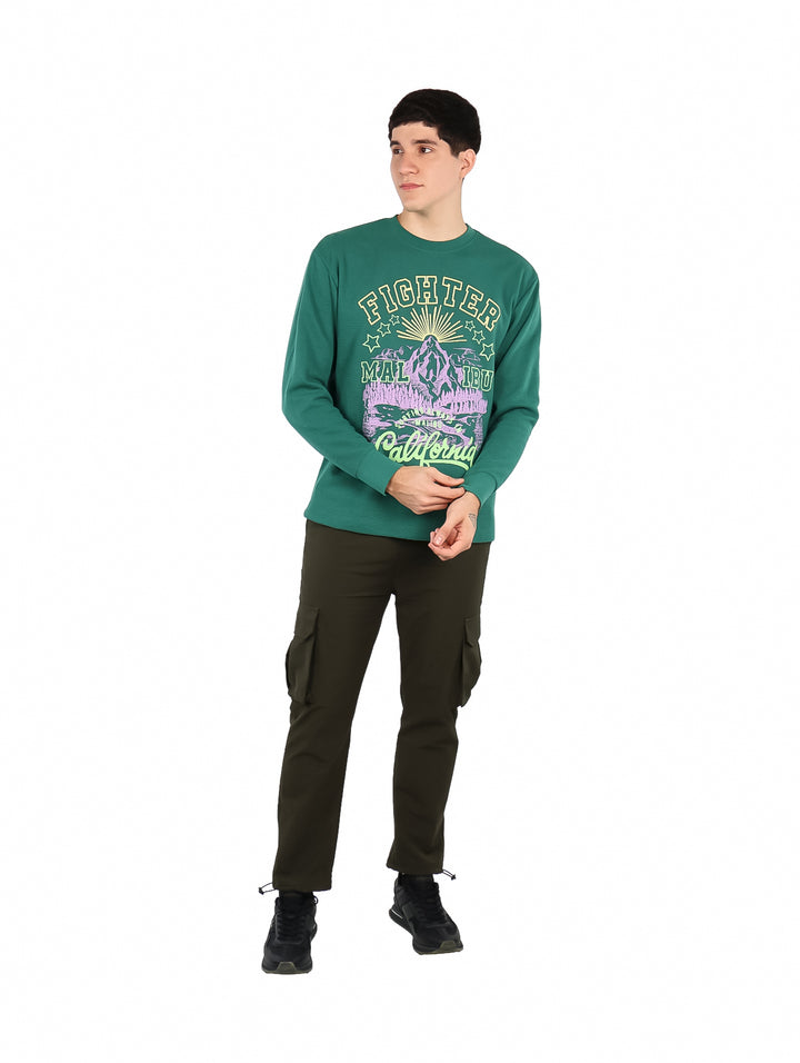 Playera de manga larga color verde botella con estampado gráfico frontal de California.
