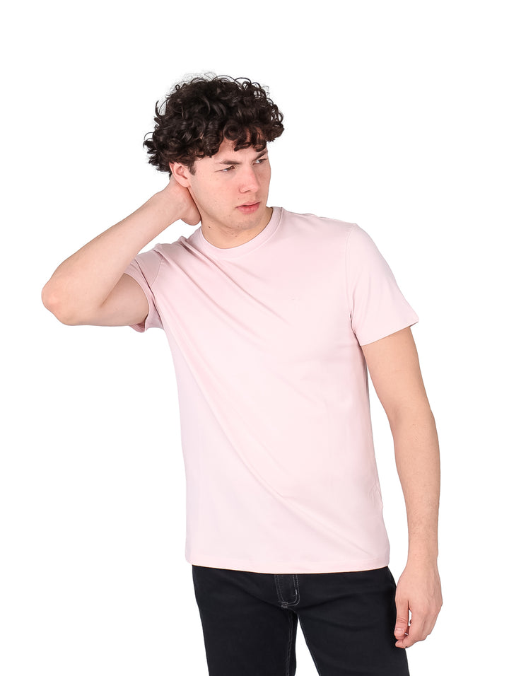Hombre modelando una camiseta de manga corta en color rosa orquídea.
