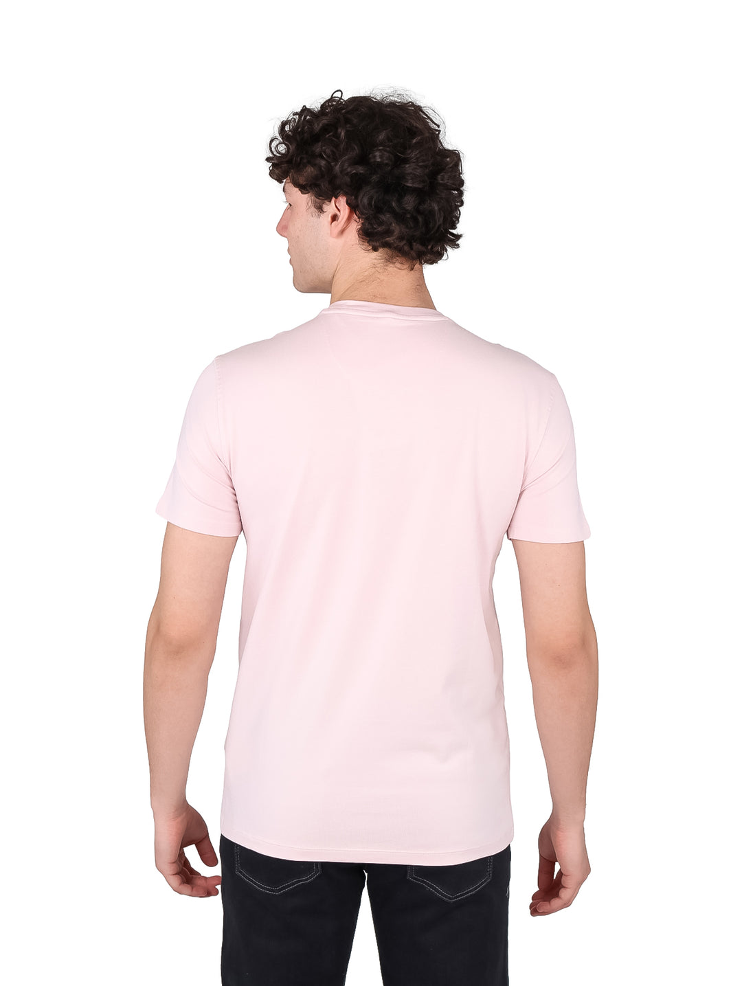 Hombre modelando una camiseta de manga corta en color rosa orquídea.