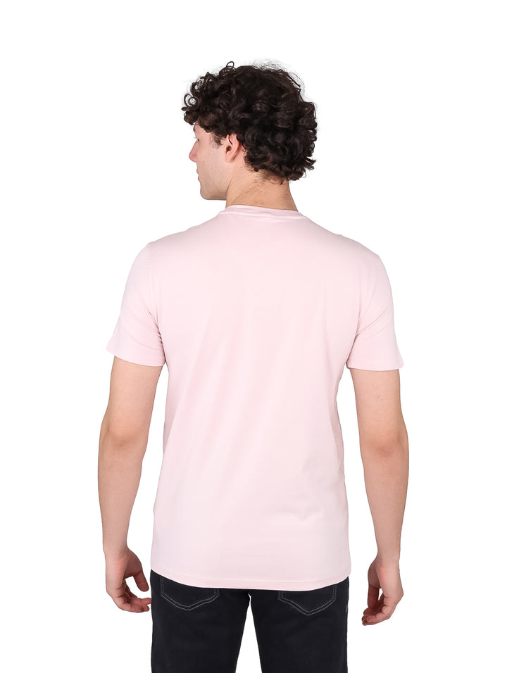 Hombre modelando una camiseta de manga corta en color rosa orquídea.