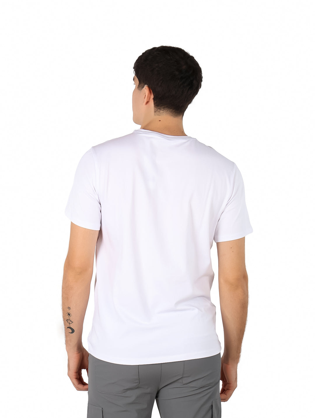 Hombre vistiendo una camiseta blanca de manga corta con el logo DKNY en el pecho.