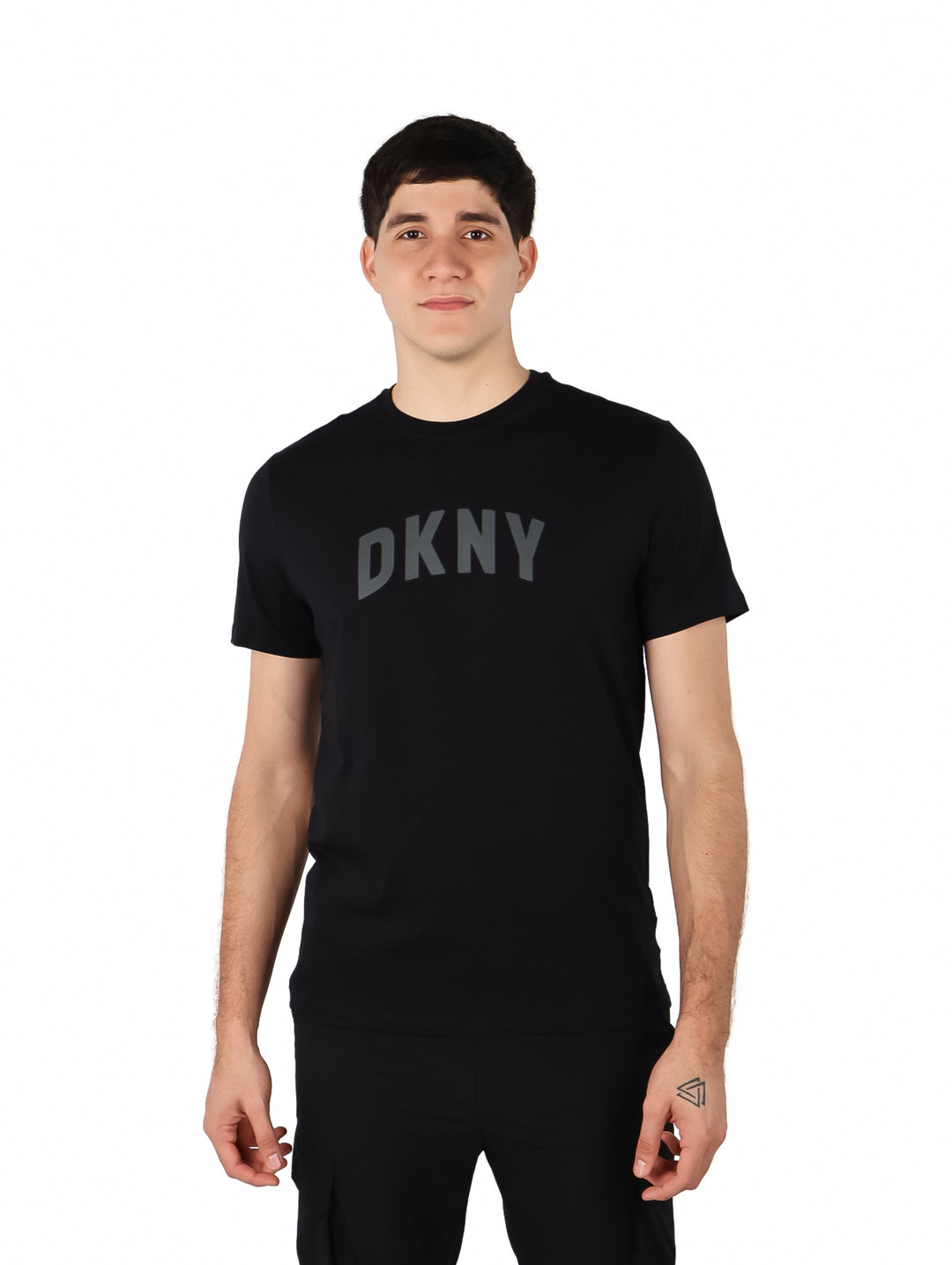 Hombre vistiendo una camiseta negra de manga corta con el logotipo de DKNY en el pecho.