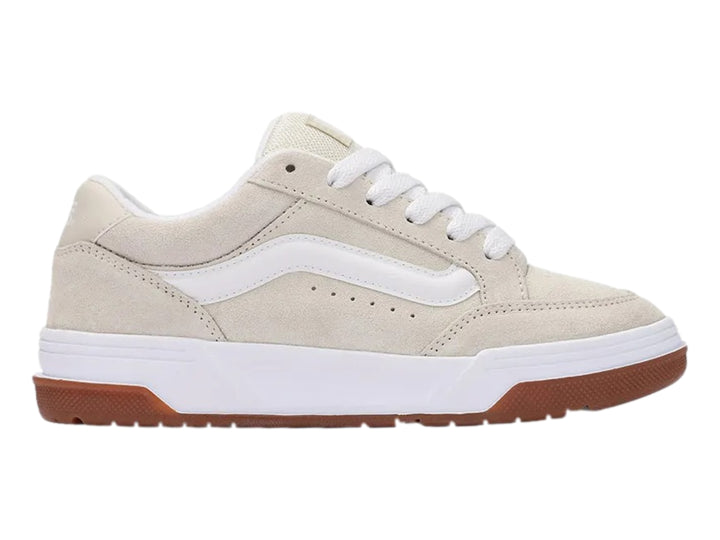 Tenis Vans Hylane en color beige Turtledove con suela blanca y marrón.
