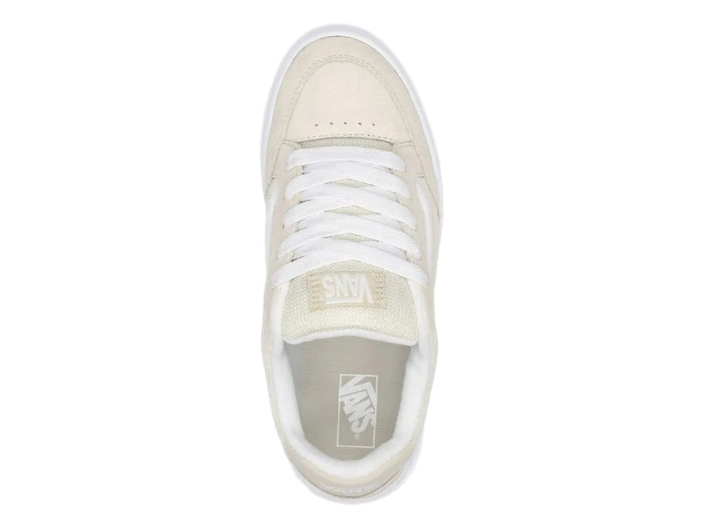 Tenis Vans Hylane en color beige Turtledove con suela blanca y marrón.