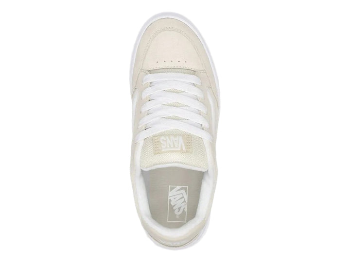 Tenis Vans Hylane en color beige Turtledove con suela blanca y marrón.