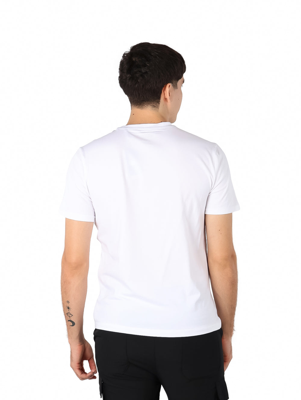 Hombre vistiendo una camiseta blanca de manga corta con logotipo DKNY en relieve en el pecho.