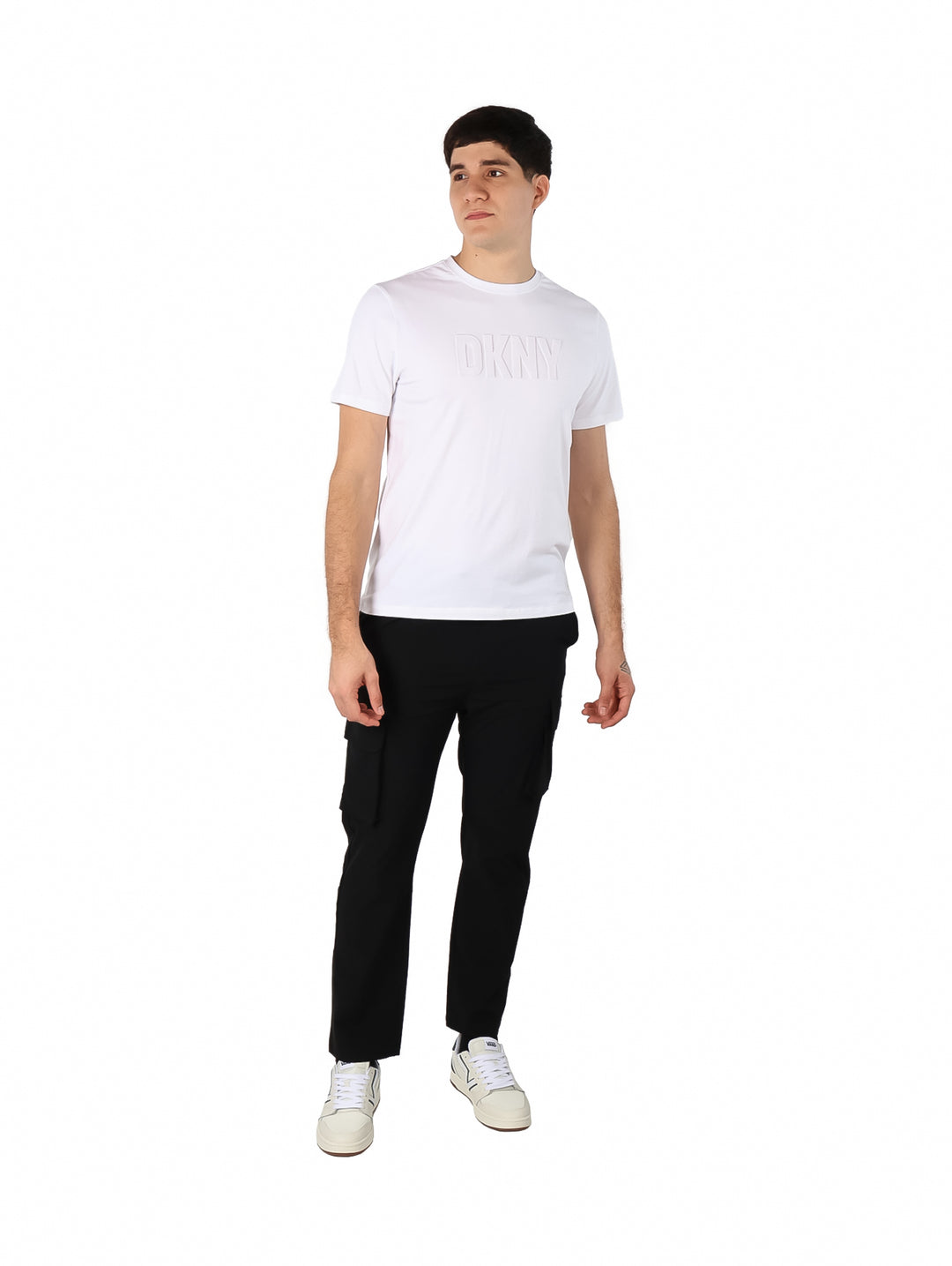 Hombre vistiendo una camiseta blanca de manga corta con logotipo DKNY en relieve en el pecho.