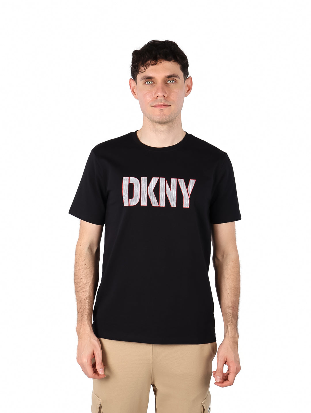 Hombre vistiendo una camiseta negra de manga corta con el logo DKNY en el pecho.