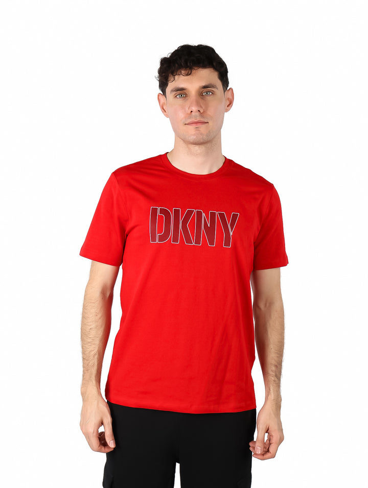 Hombre vistiendo una camiseta roja de manga corta con el logotipo DKNY en el pecho.