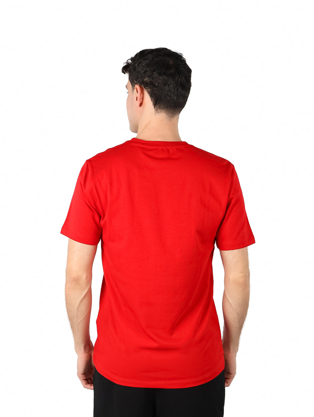 Hombre vistiendo una camiseta roja de manga corta con el logotipo DKNY en el pecho.