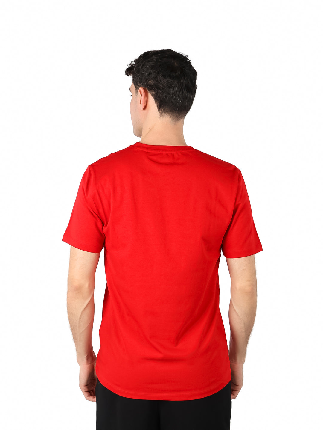 Hombre vistiendo una camiseta roja de manga corta con el logotipo DKNY en el pecho.