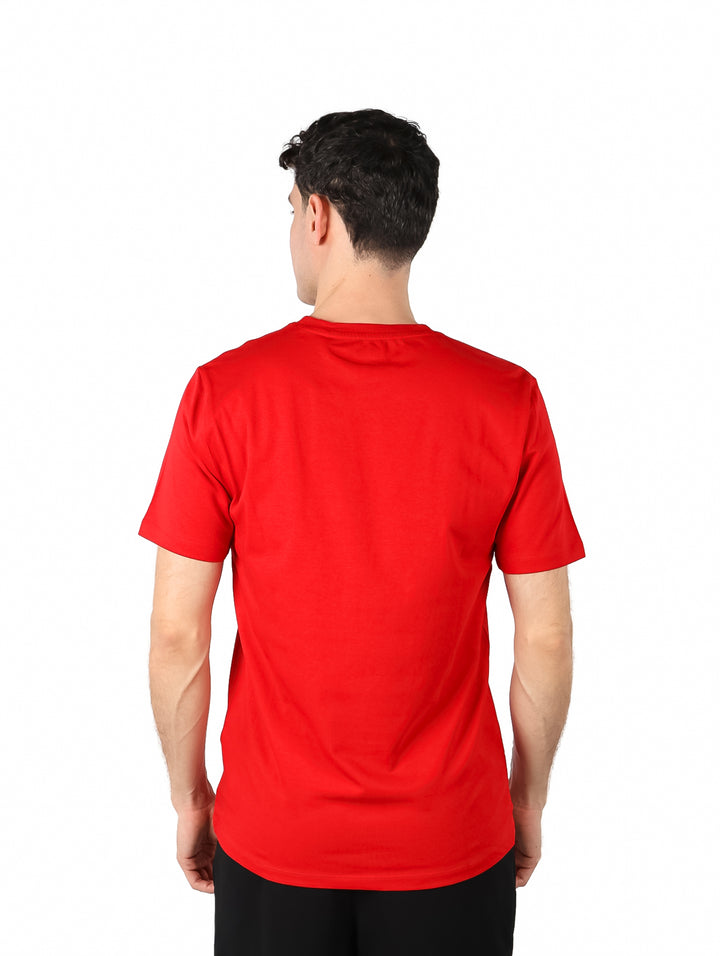 Hombre vistiendo una camiseta roja de manga corta con el logotipo DKNY en el pecho.