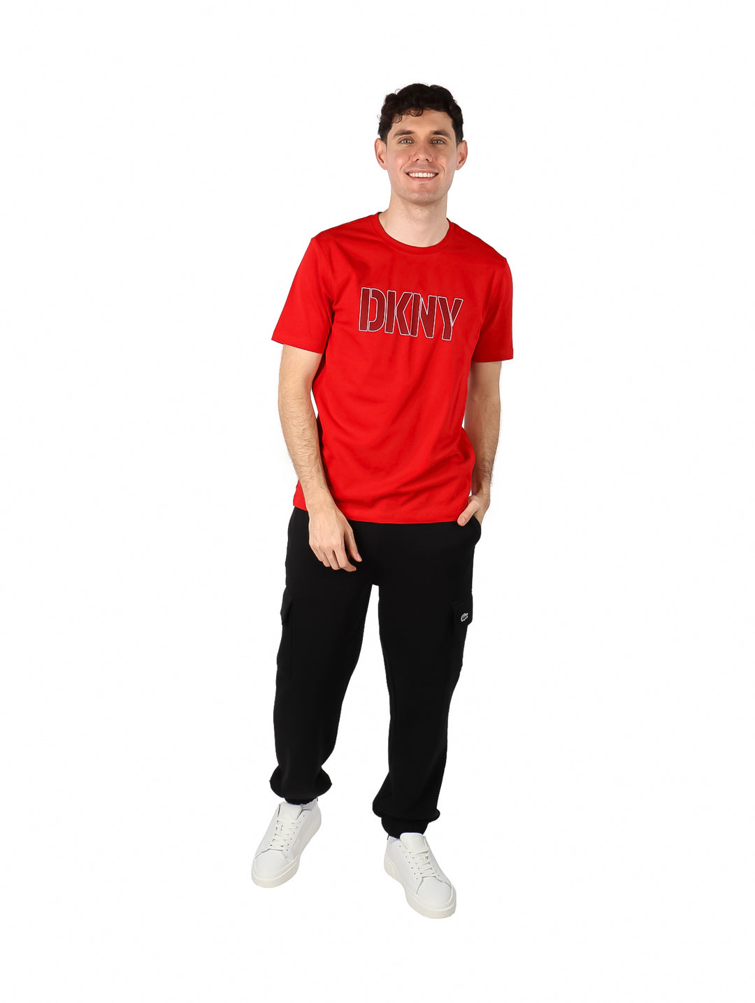 Hombre vistiendo una camiseta roja de manga corta con el logotipo DKNY en el pecho.