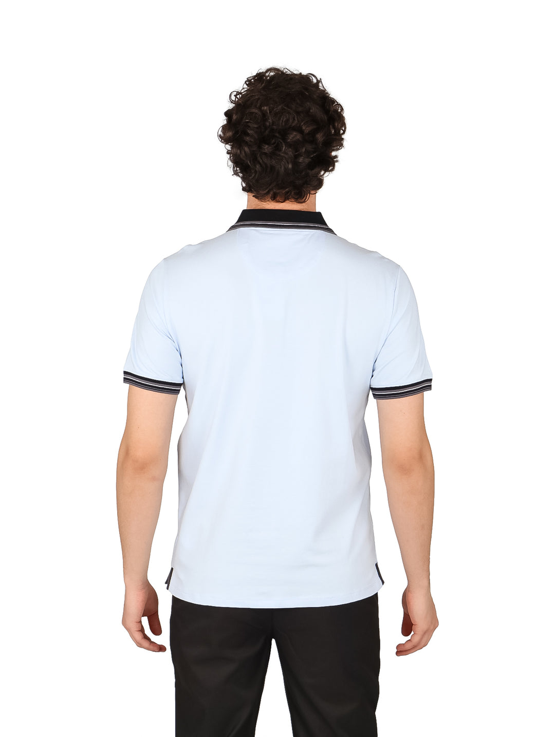 Hombre vistiendo una playera polo color azul claro con detalles en negro en el cuello y mangas.