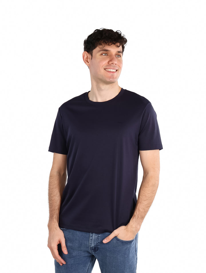 Hombre vistiendo una playera Carven color navy de manga corta y cuello redondo.