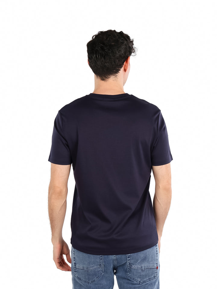Hombre vistiendo una playera Carven color navy de manga corta y cuello redondo.