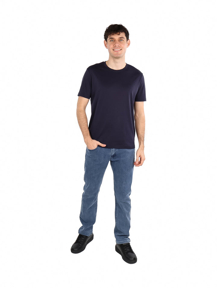 Hombre vistiendo una playera Carven color navy de manga corta y cuello redondo.
