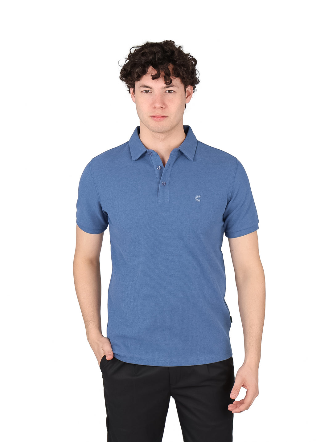 Hombre vistiendo una playera polo de color azul slate con cuello y botones, estilo casual.