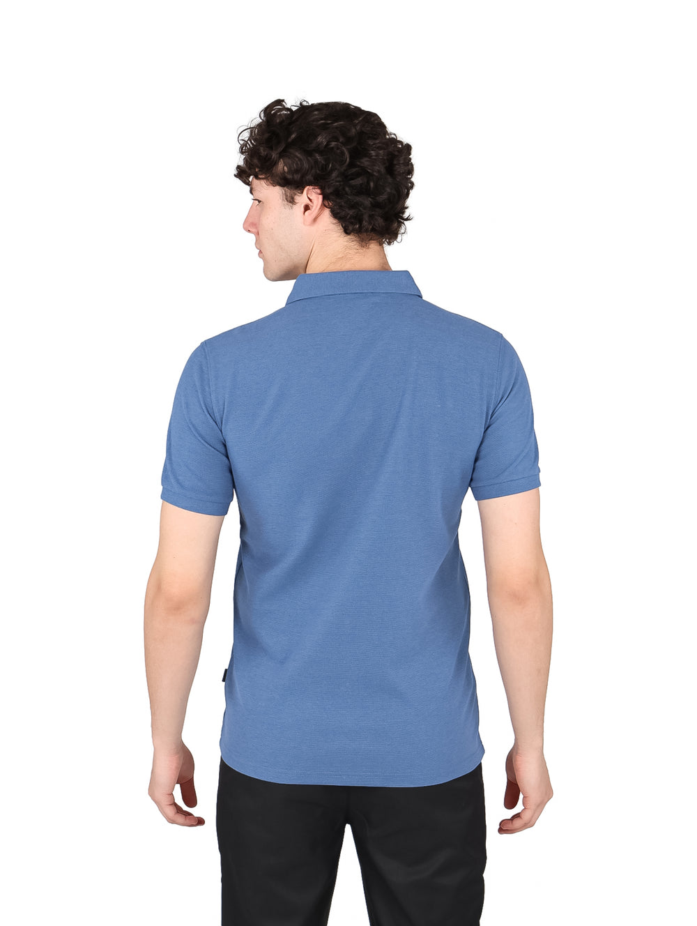 Hombre vistiendo una playera polo de color azul slate con cuello y botones, estilo casual.