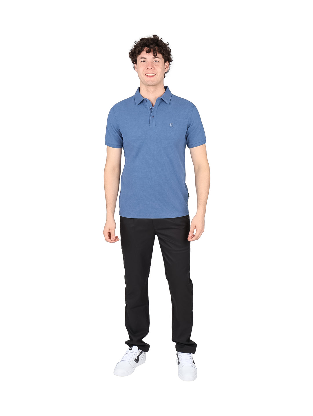 Hombre vistiendo una playera polo de color azul slate con cuello y botones, estilo casual.