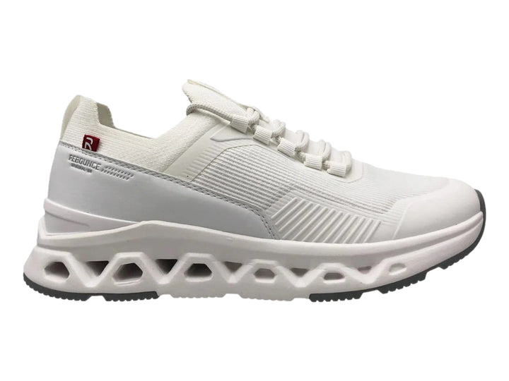 Tenis deportivos color blanco con suela gruesa y detalles en negro.
