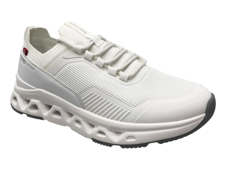 Tenis deportivos color blanco con suela gruesa y detalles en negro.
