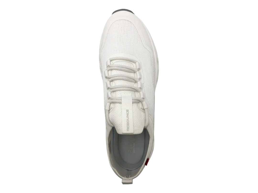 Tenis deportivos color blanco con suela gruesa y detalles en negro.