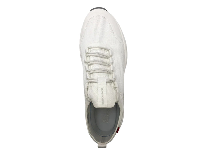 Tenis deportivos color blanco con suela gruesa y detalles en negro.