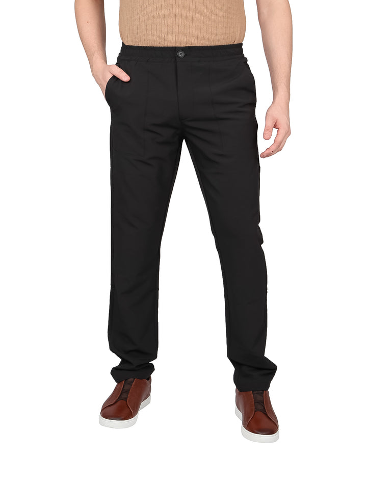 Pantalón negro de corte recto y estilo casual para hombre.