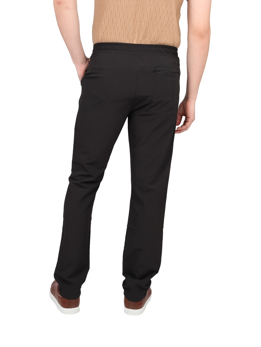 Pantalón negro de corte recto y estilo casual para hombre.