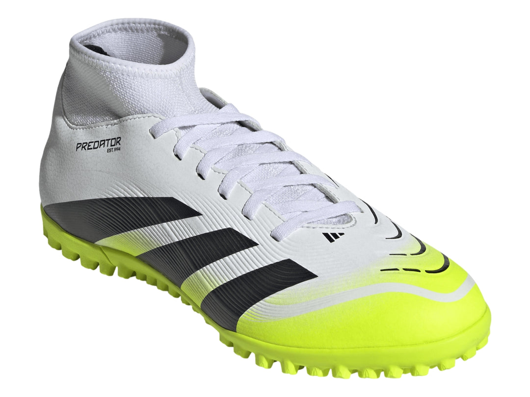 Zapato de fútbol Adidas Predator en color blanco con rayas negras y suela amarilla brillante.