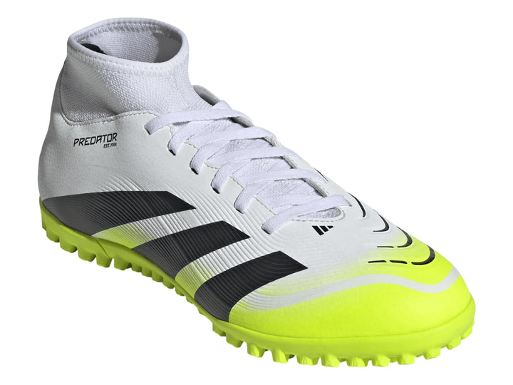 Zapato de fútbol Adidas Predator en color blanco con rayas negras y suela amarilla brillante.