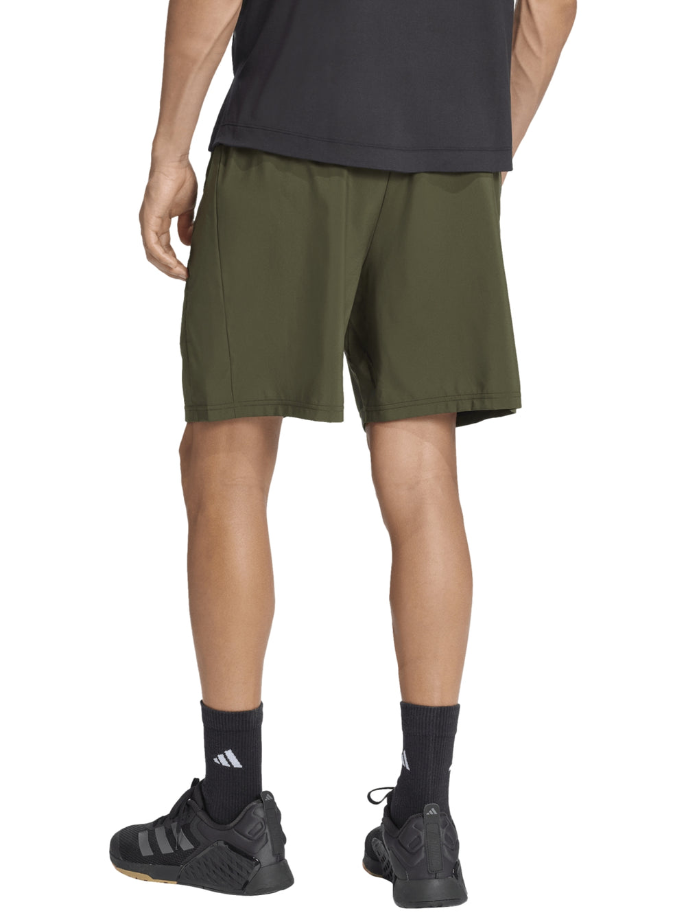 Hombre vistiendo shorts deportivos Adidas color verde oliva Night Cargo.