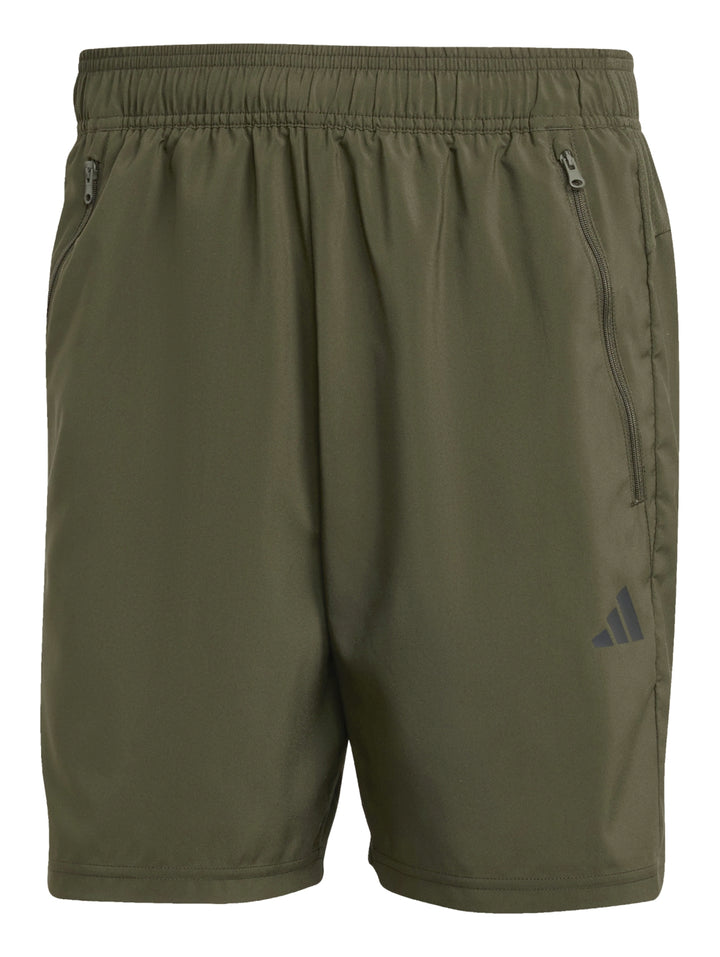 Hombre vistiendo shorts deportivos Adidas color verde oliva Night Cargo.