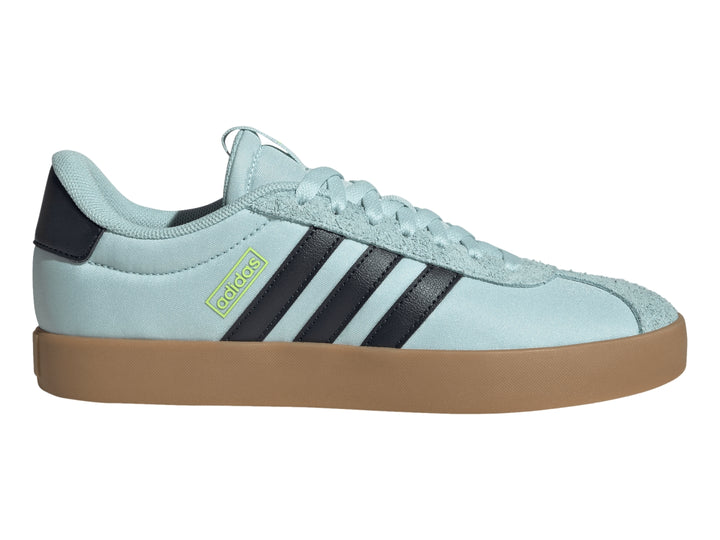 Tenis Adidas VL Court 3.0 color azul claro con tres franjas negras y suela marrón.