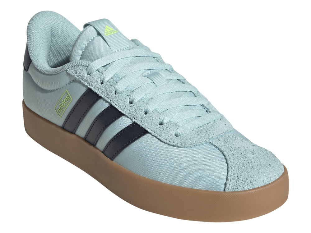 Tenis Adidas VL Court 3.0 color azul claro con tres franjas negras y suela marrón.