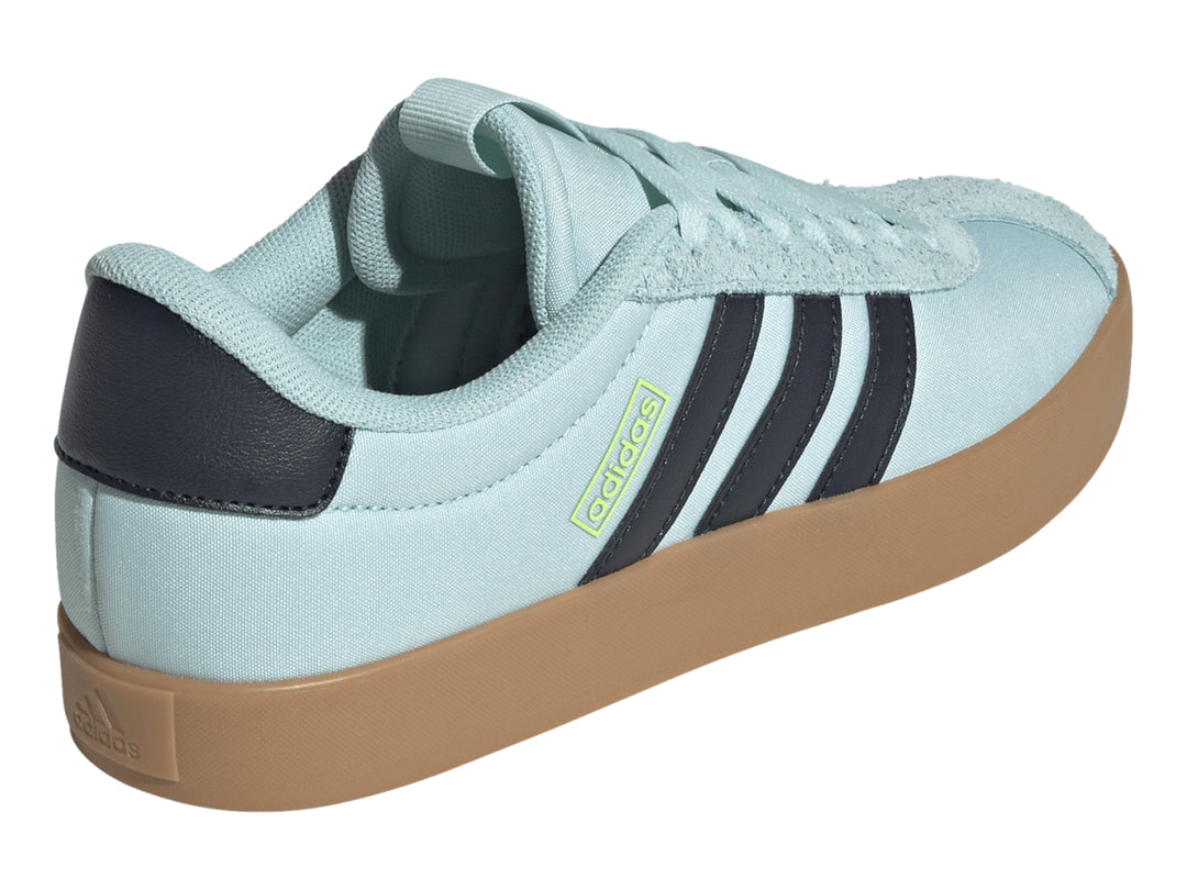 Tenis Adidas VL Court 3.0 color azul claro con tres franjas negras y suela marrón.