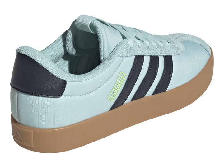 Tenis Adidas VL Court 3.0 color azul claro con tres franjas negras y suela marrón.