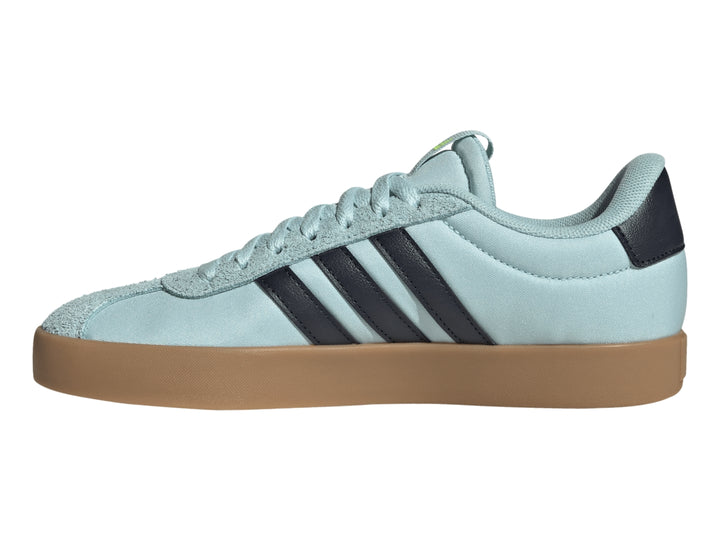 Tenis Adidas VL Court 3.0 color azul claro con tres franjas negras y suela marrón.