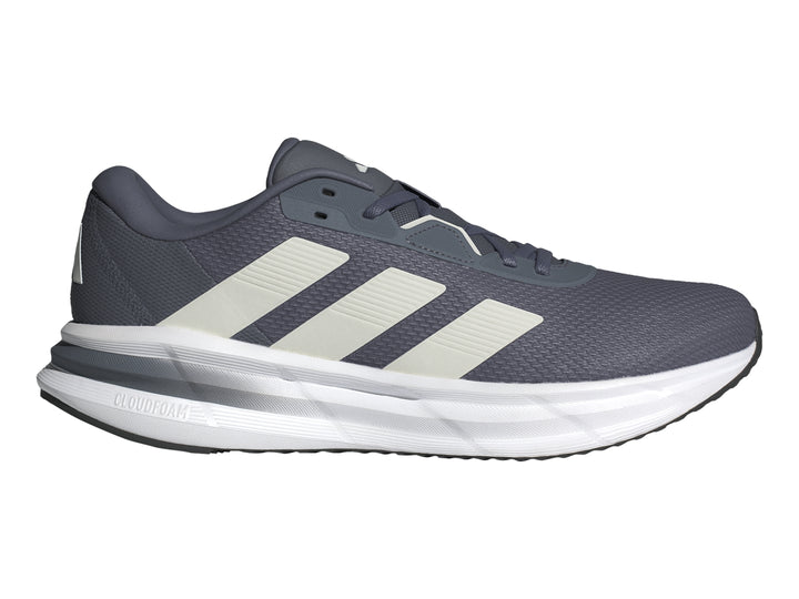 Tenis deportivos Adidas Galaxy 7 color gris con tres franjas blancas y suela blanca.