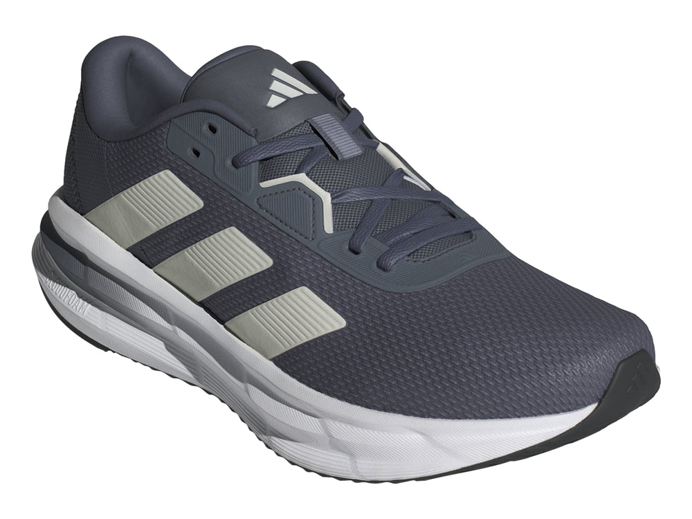 Tenis deportivos Adidas Galaxy 7 color gris con tres franjas blancas y suela blanca.